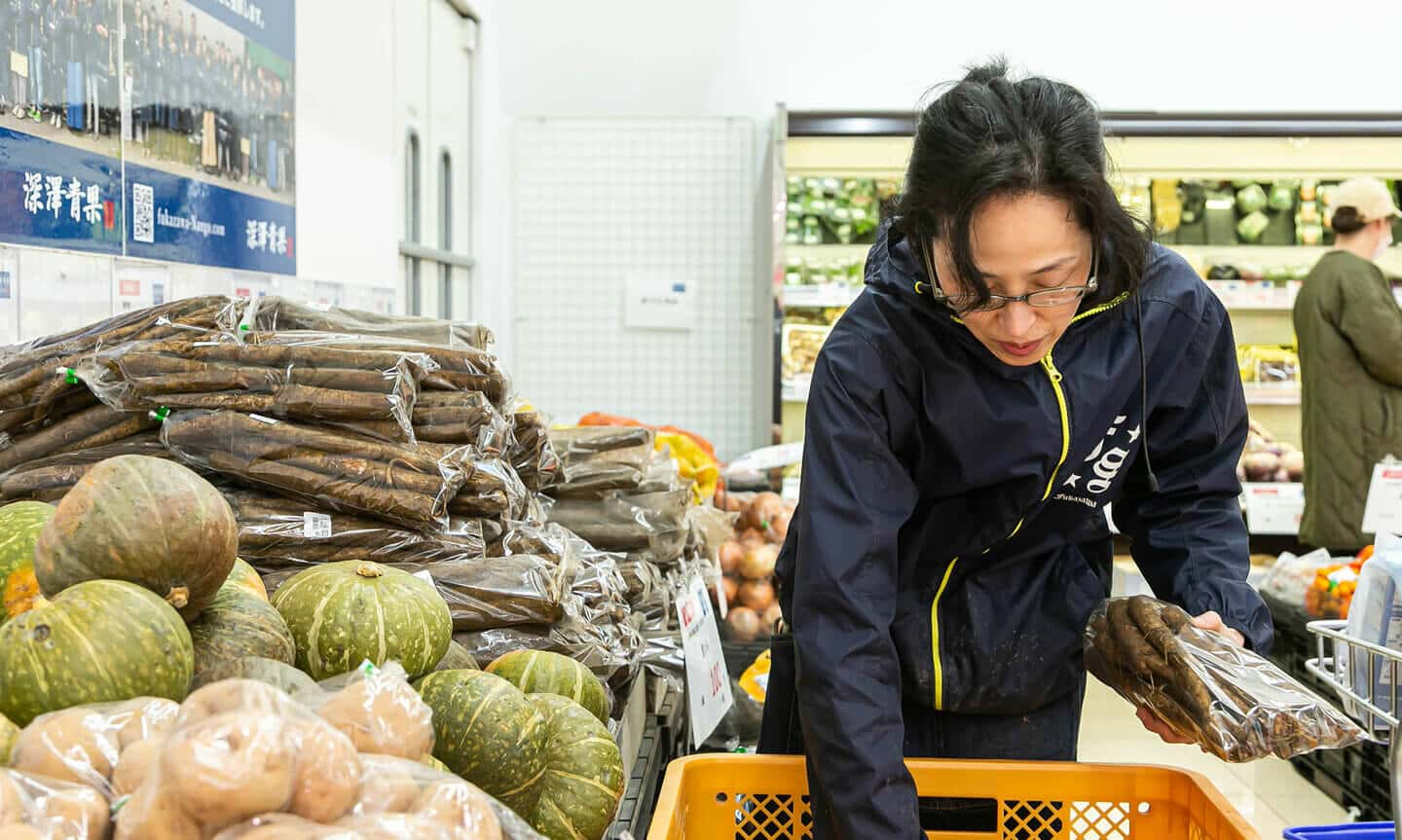 深澤青果東雁来店スタッフの仕事の様子